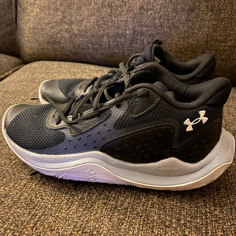 Boys size 6 Under Armour basketball sneakers